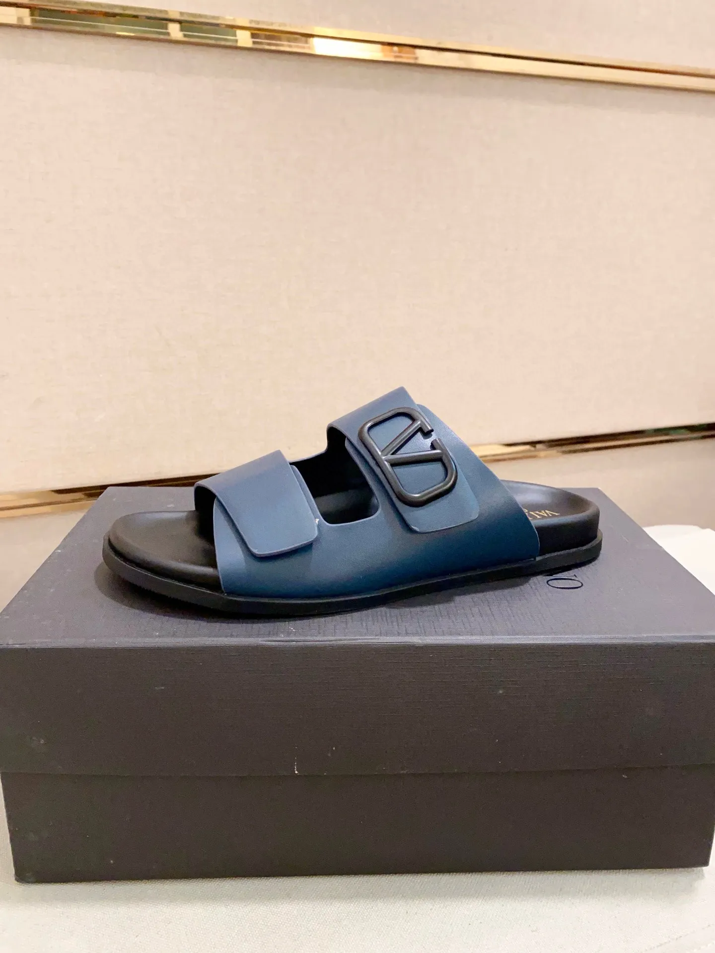 Men's shoes💰: 440💰[Valentino] New men's boutique slippers, counter quality, classic plaid, the actual workmanship is quite complex🔰The uppers are made of imported fabrics➕🐑Sheepskin lining, which tests the craftsman's craftsmanship➕original PU outsole. Size: 38-44 (45 can be customized, non-refundable)